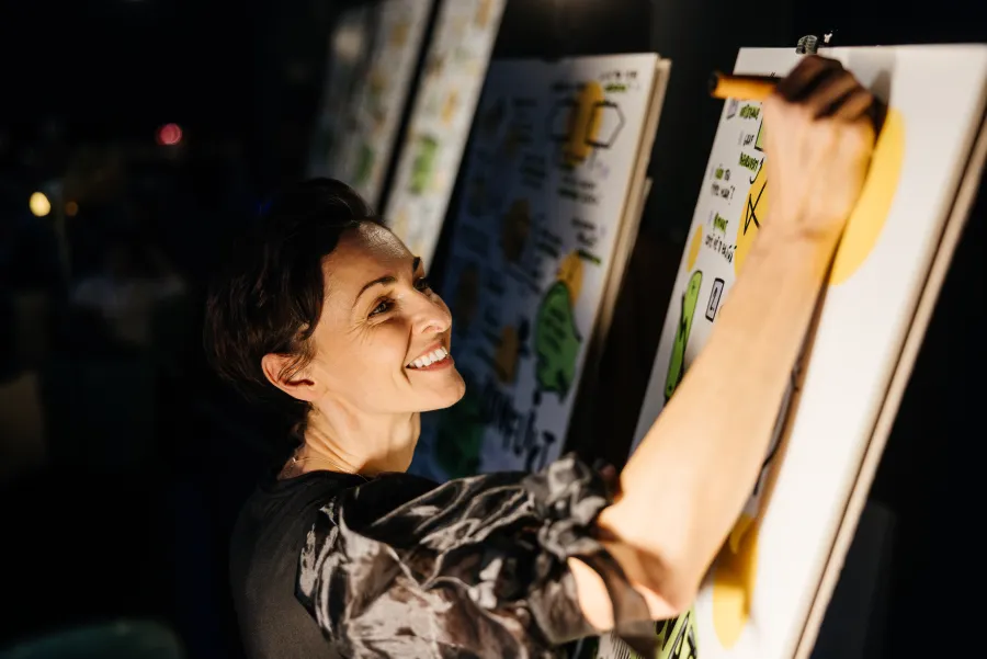 Jitka Jungmannová při práci na myšlenkové mapě